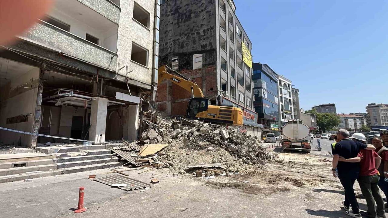 Gebze'de 22 riskli yapının dönüşümünde ilk yıkım başladı