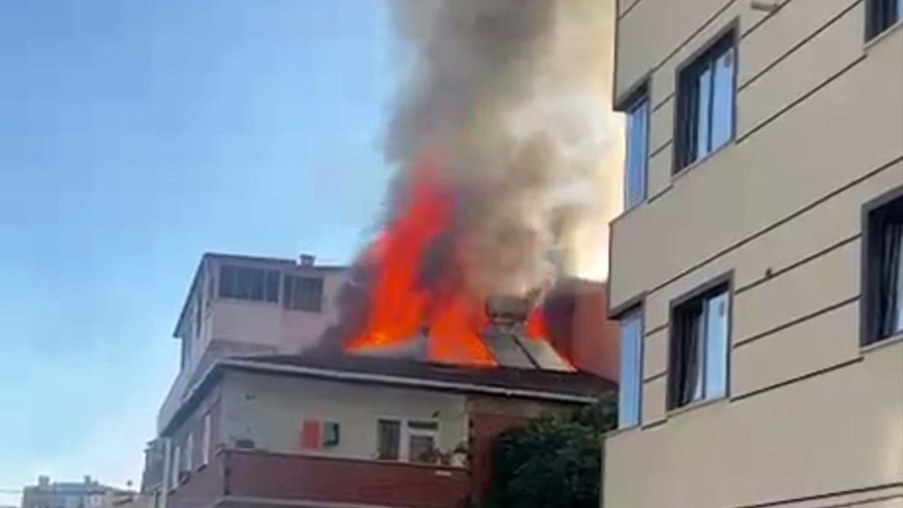 Gebze'de 3 katlı binanın en üst katında çıkan yangın söndürüldü