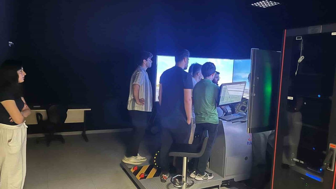Gebze Teknik Üniversitesi Öğrencileri Balıkesir 9. Ana Jet Üs'te F-16 ve Uçuş Simülatörlerini İnceledi