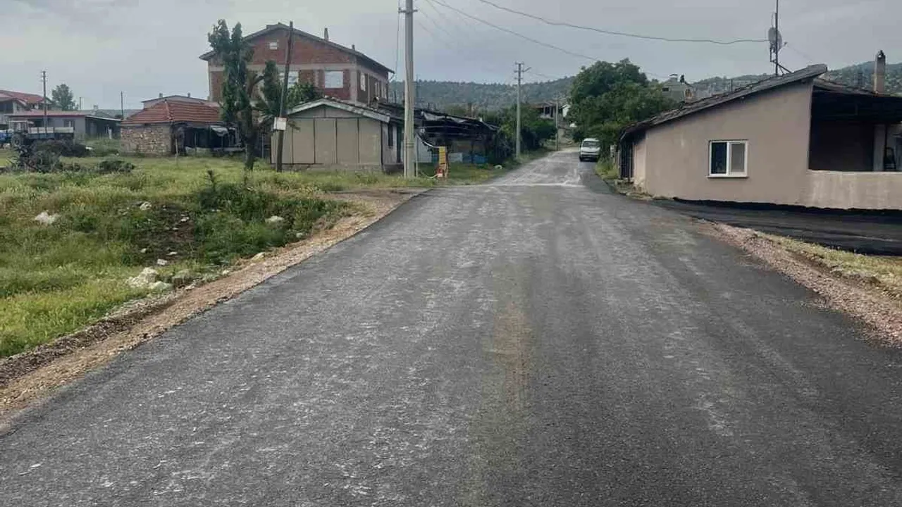 Gediz'de Aşıkpaşa ile Yeşilova arasındaki yol sıcak asfaltla yenilendi