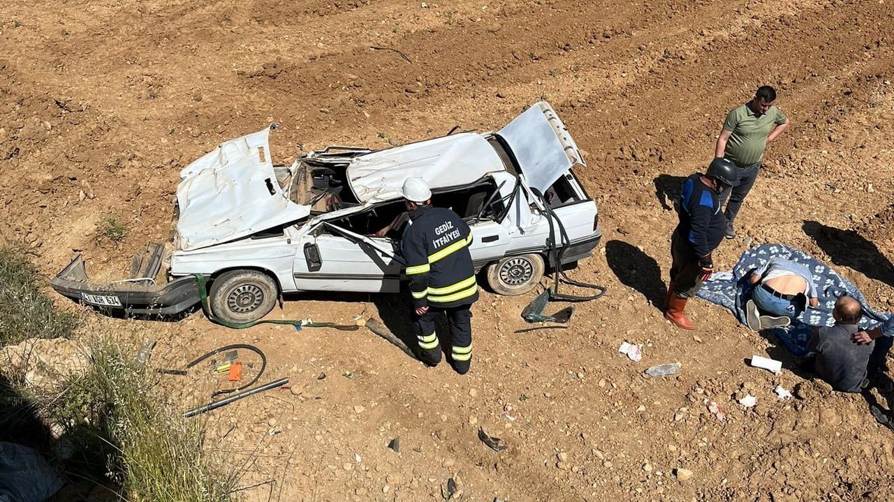 Gediz'de otomobil tarlaya uçtu: 2 kişi yaralandı