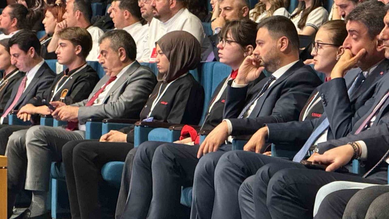 Gediz'in Altın Kızları İstanbul'da uluslararası gastronomi yarışmasında altın ve bronz madalya kazandı