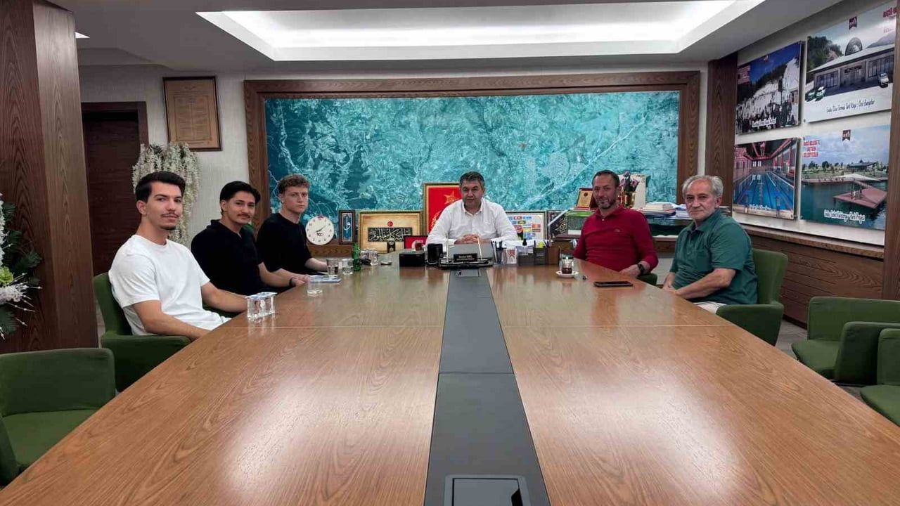 Gedizli Profesyonel Futbolcular Başkan Necdet Akel'i Ziyaret Etti