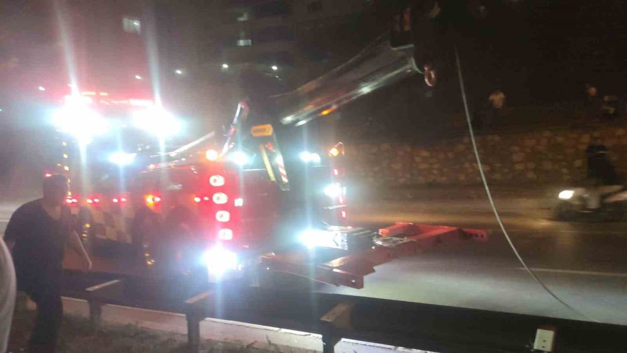 Gemlik-Bursa yolunda tır makasladı; Dörtyol'da trafik kapandı, araç içi görüntüler kaydedildi