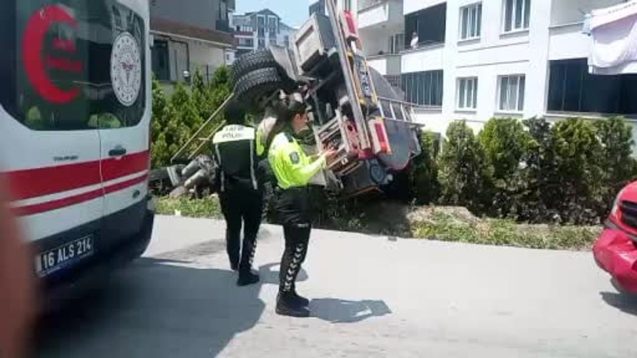 Gemlik'te su tankeri site bahçesine devrildi: Yaralanma yok, soruşturma başlatıldı