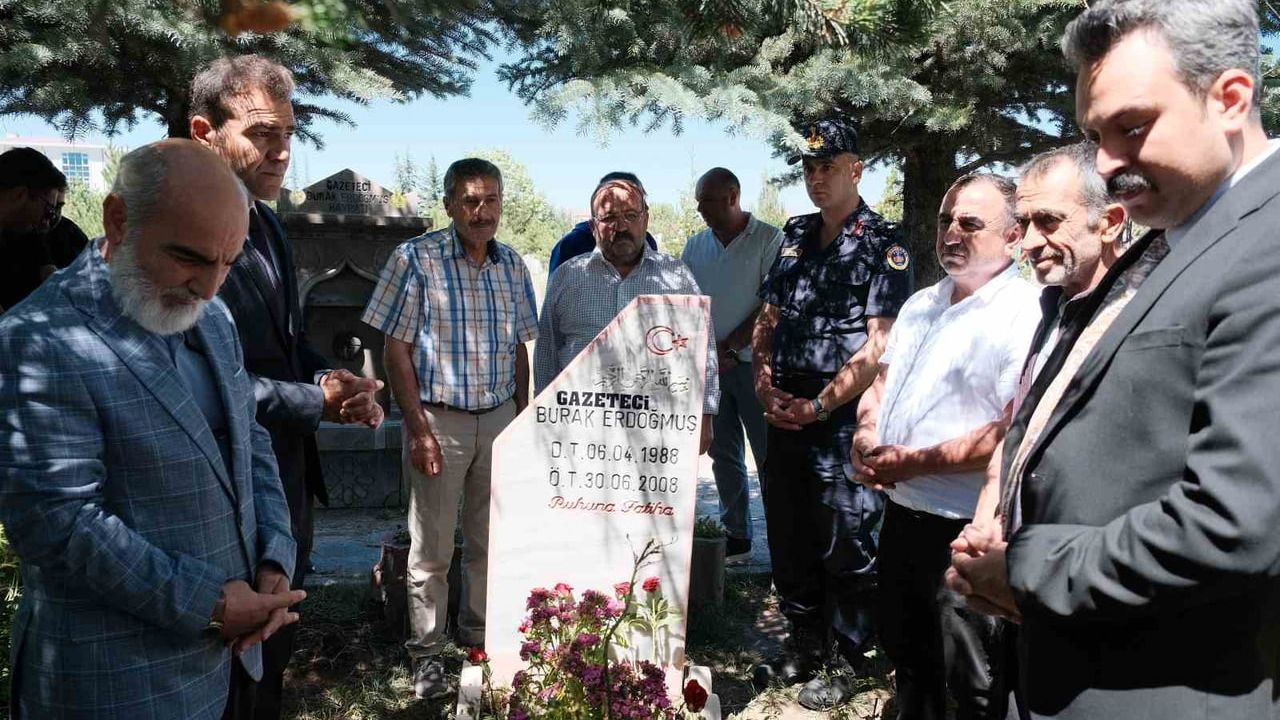 Genç gazeteci Burak Erdoğmuş mezarı başında anıldı