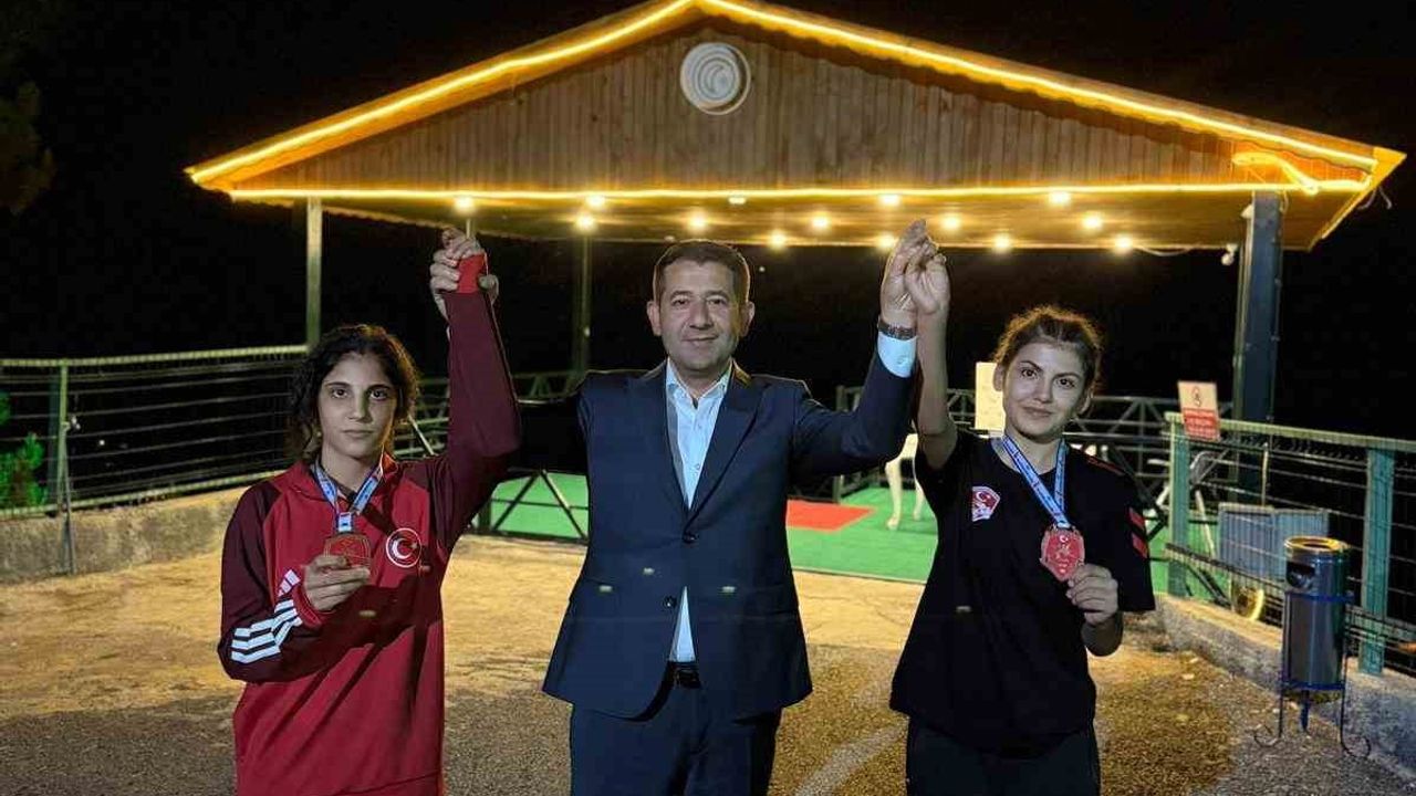 Genç güreşçiler Feke'nin gururu oldu
