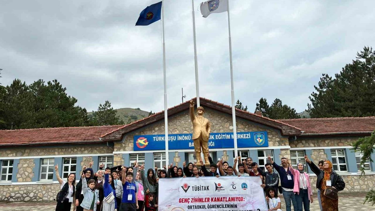 Genç zihinler kanatlanıyor projesi tamamlandı: ortaokul öğrencileri hava aracı teknolojileriyle tanıştı