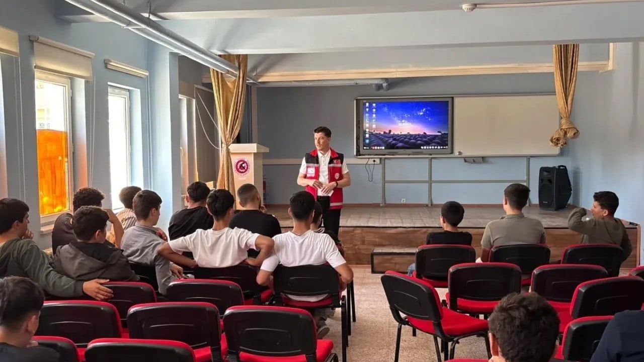 Gençlere dijital güvenlik eğitimi Sinop Durağan'da düzenlendi