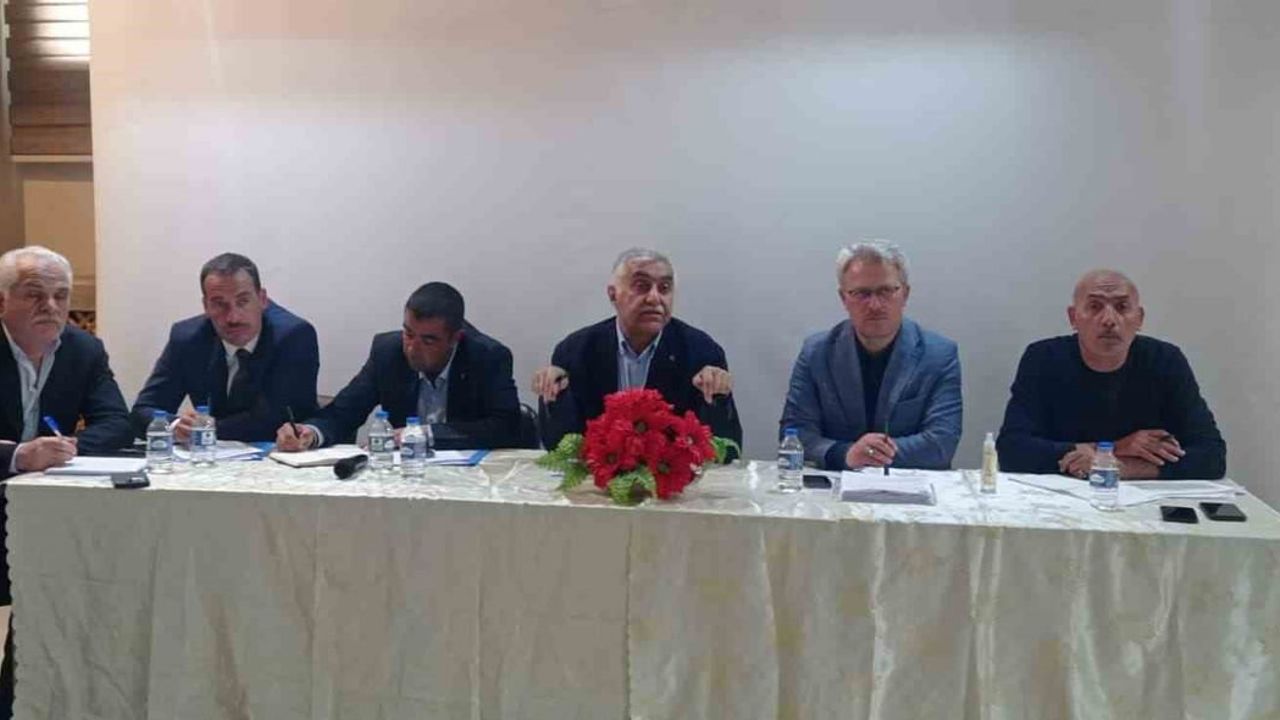 Genel sekreter Aynalı Tekman'da muhtarların taleplerini dinledi