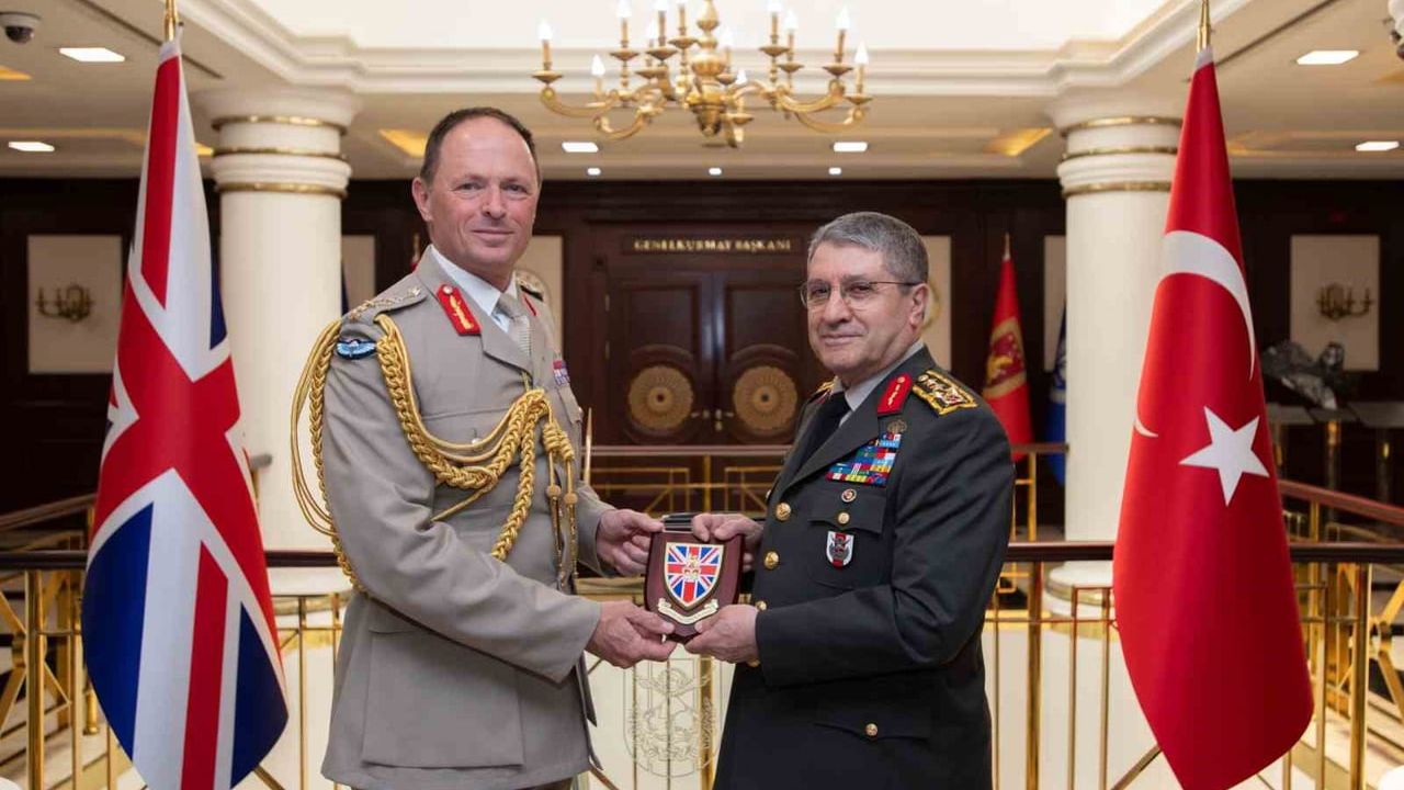 Genelkurmay başkanı Bayraktaroğlu, Birleşik Krallık kara kuvvetleri komutanı Orgeneral Sir Roland Walker'ı kabul etti