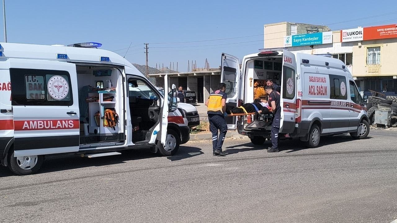 Gercüş’te otomobil ile hafif ticari aracın çarpışması sonucu 3 yaralı