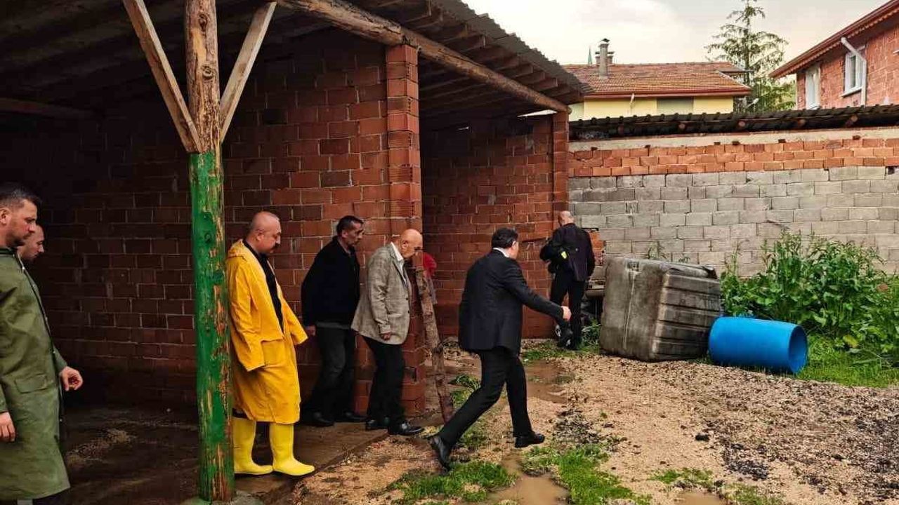 Gerede'de Sağanak Sonrası Dere Taştı: Salur Köyünde Bahçe ve Ahırlar Sular Altında