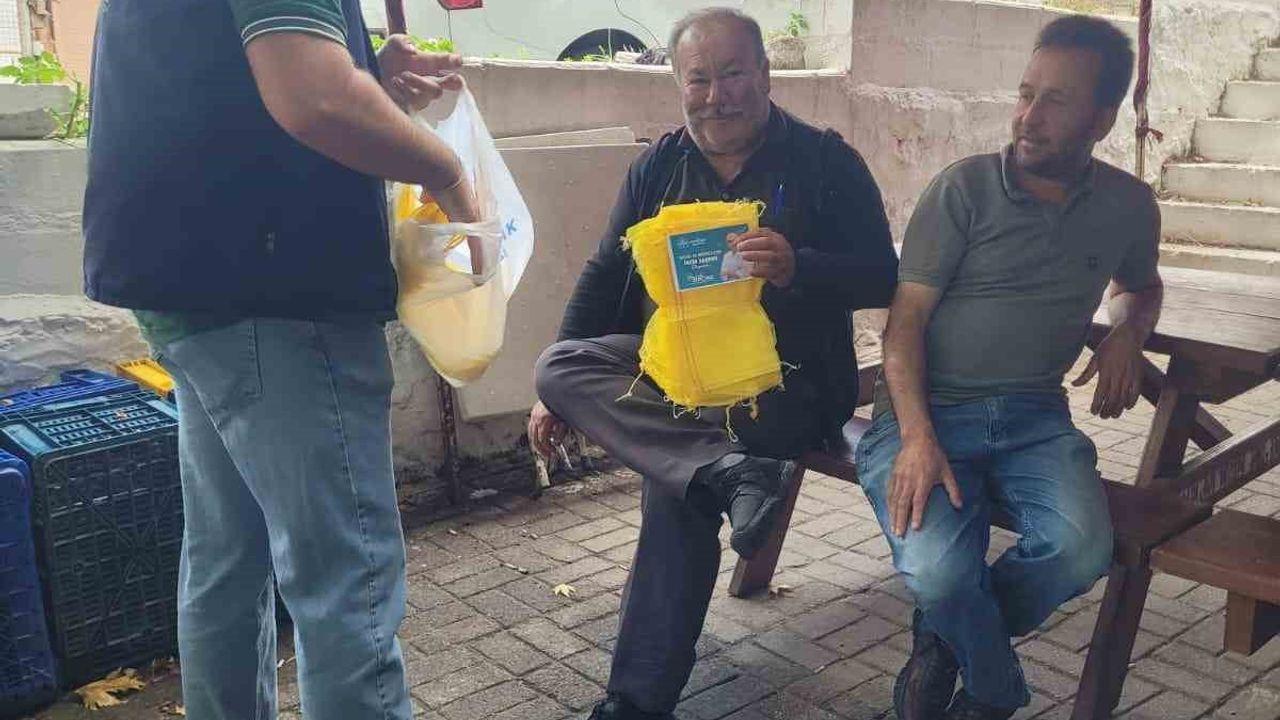 Germencik'te Burak Zencirci'den incir üreticilerine iğlek torbası desteği