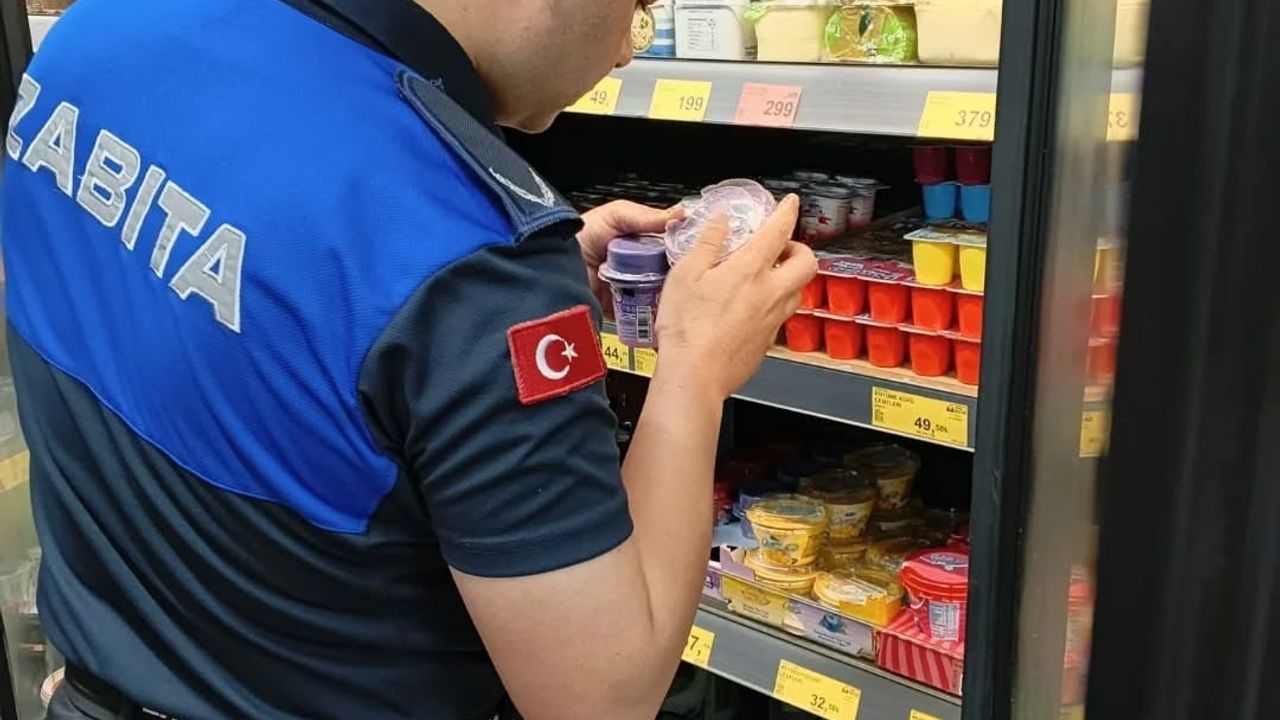 Germencik’te zabıta marketlerde etiket ve son kullanma tarihi denetimi yaptı