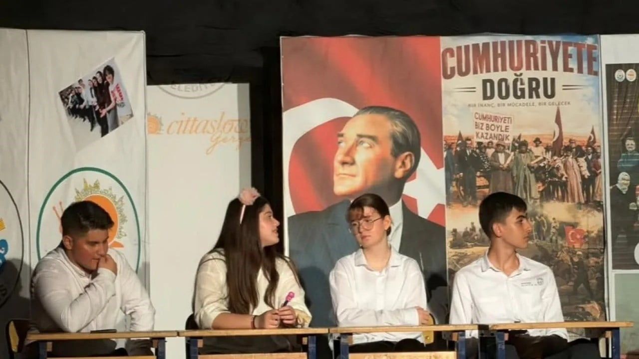 Gerze'de tiyatro gecesi: 'Dokuzsekizlik Sınav Haftası' sahnelendi