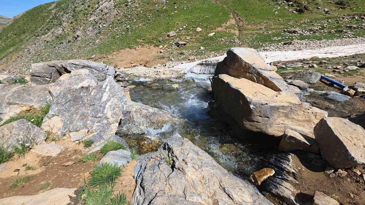 Gevaş’ta Haziran’da zirvede kar: Vatandaşlar kartopu oynadı, doğal kaynak ilgi çekti