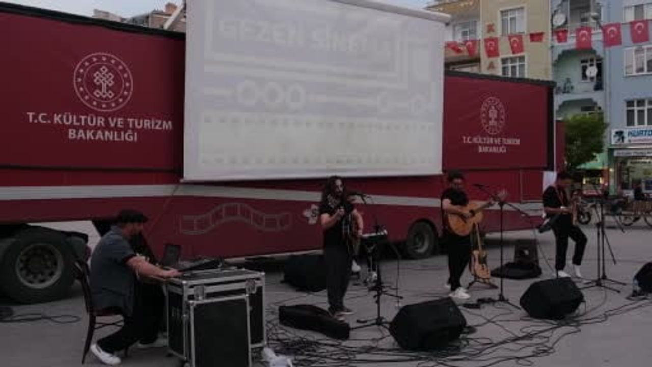 Gezen Sinema Tırı Karaman’da merkez ve ilçe gösterimlerine başladı