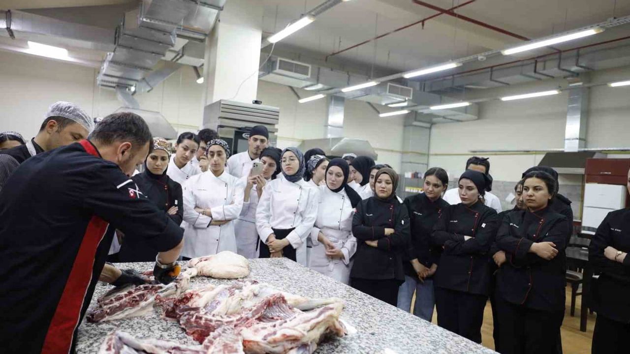 GİBTÜ Gastronomi öğrencileri Şükrü Savun ile et parçalama uygulamasında buluştu