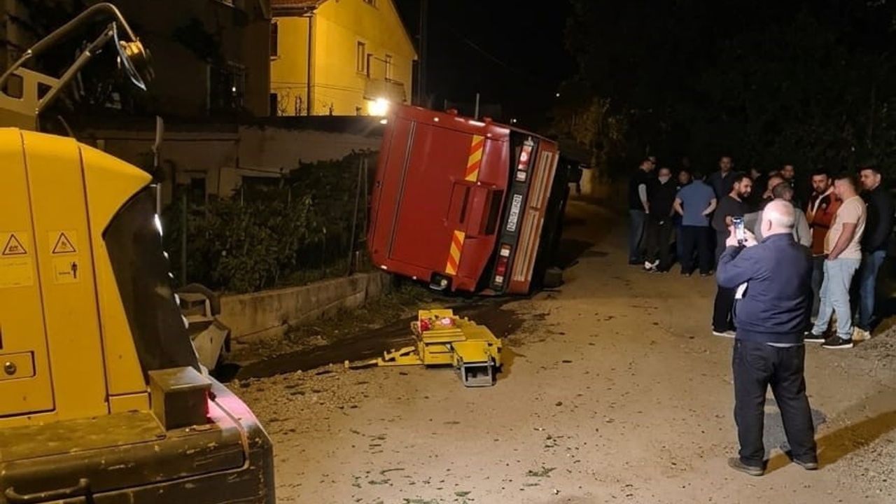 Giresun Eynesil'de yaş çay yüklü kamyon devrildi; maddi hasar, yaralanma yok