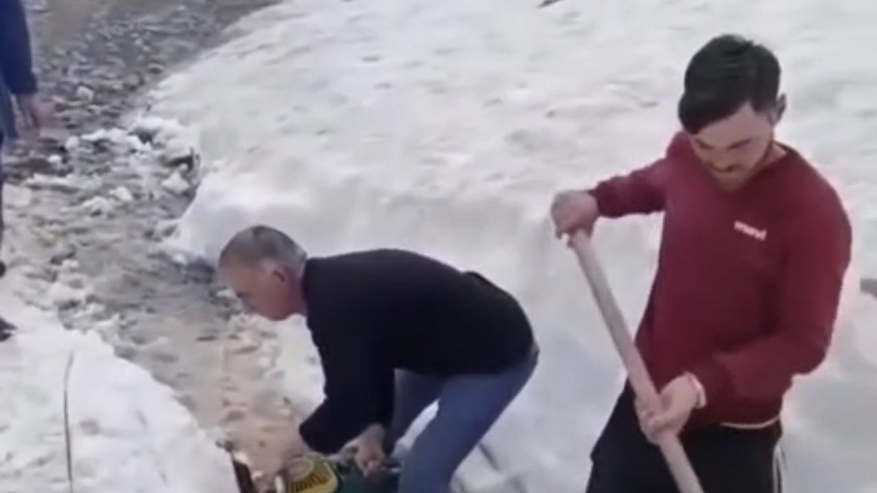 Giresun yaylalarında kar kütleleri motorlu testerelerle parçalanıp yollar açıldı