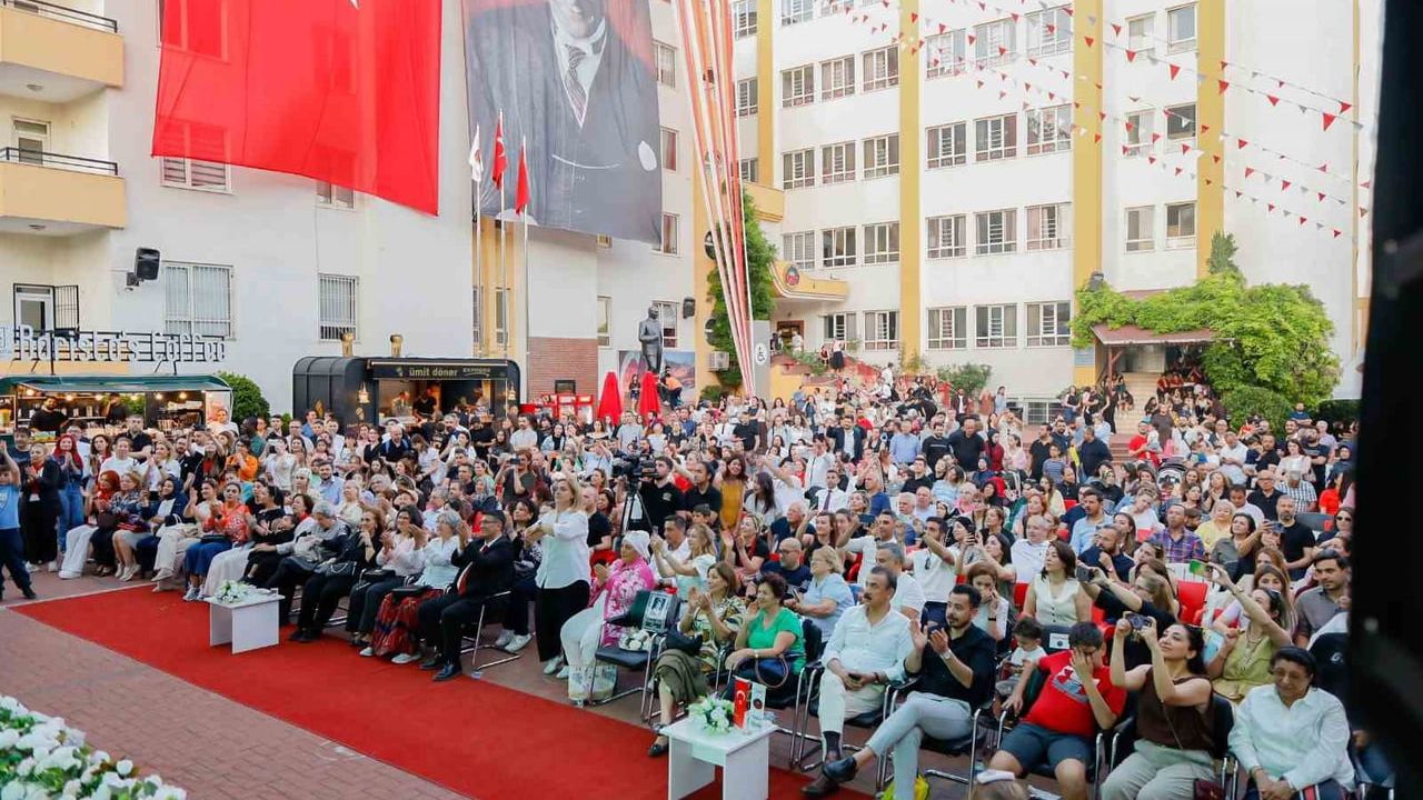 GKV Anaokulu Minikleri 'Ülkelerin Dansları' Gösterisiyle 62. Yıl Festivalini Renklendirdi