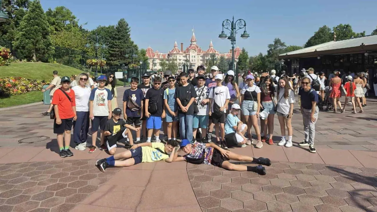 GKV’li öğrenciler Disneyland Paris’te küresel deneyim yaşadı