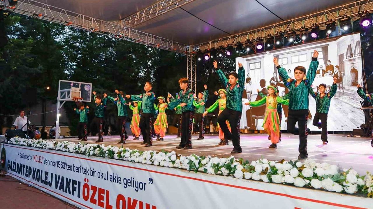 GKV Özel İlkokulu 'Dansın Renkleri' gösterisiyle Anadolu halk oyunlarını sahneledi