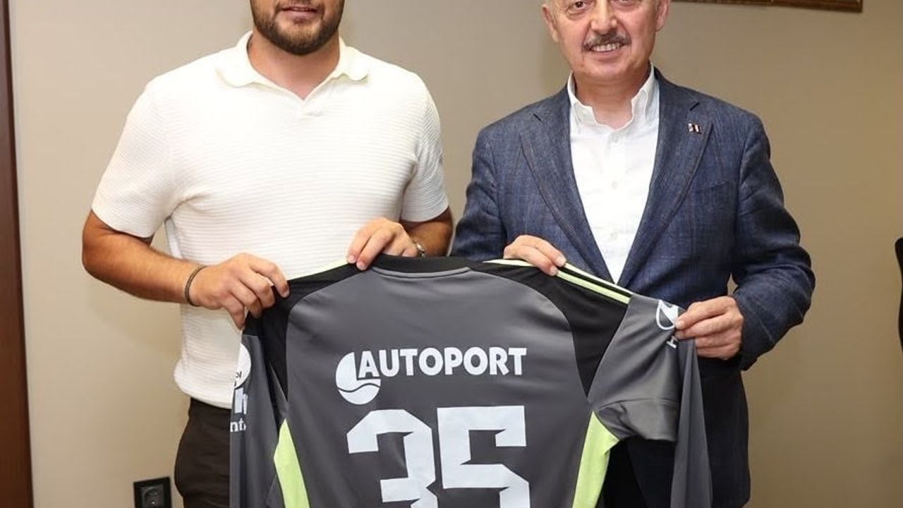 Gökhan Değirmenci, Kocaelispor’dan ayrılırken formasını Tahir Büyükakın’a hediye etti