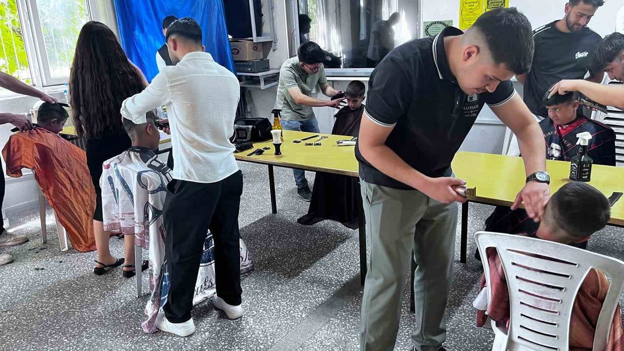 Gölbaşı Mesleki ve Teknik Anadolu Lisesi Öğrencilerinden Kurugeçit Okuluna Ücretsiz Saç Tıraşı