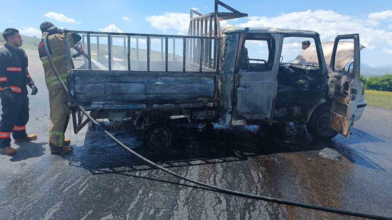 Gölbaşı’nda mazot ve yağ yüklü kamyonet seyir halindeyken yandı