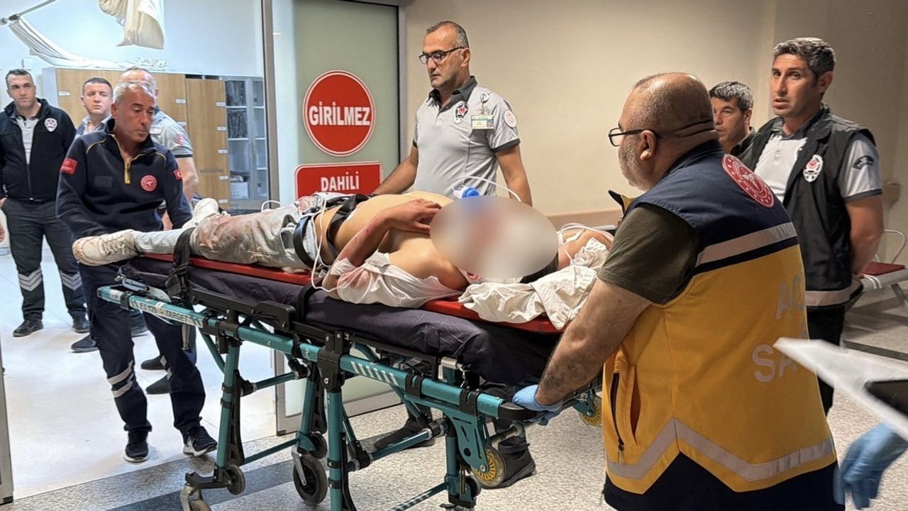 Gölbaşı'nda motosiklet elektrik direğine çarptı: 1'i ağır, 2 yaralı