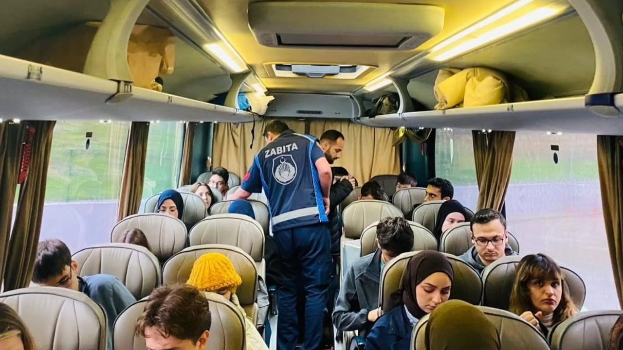 Gölcük Belediyesi'nin ücretsiz şehirler arası servislerinden 5 bin 48 üniversiteli yararlandı
