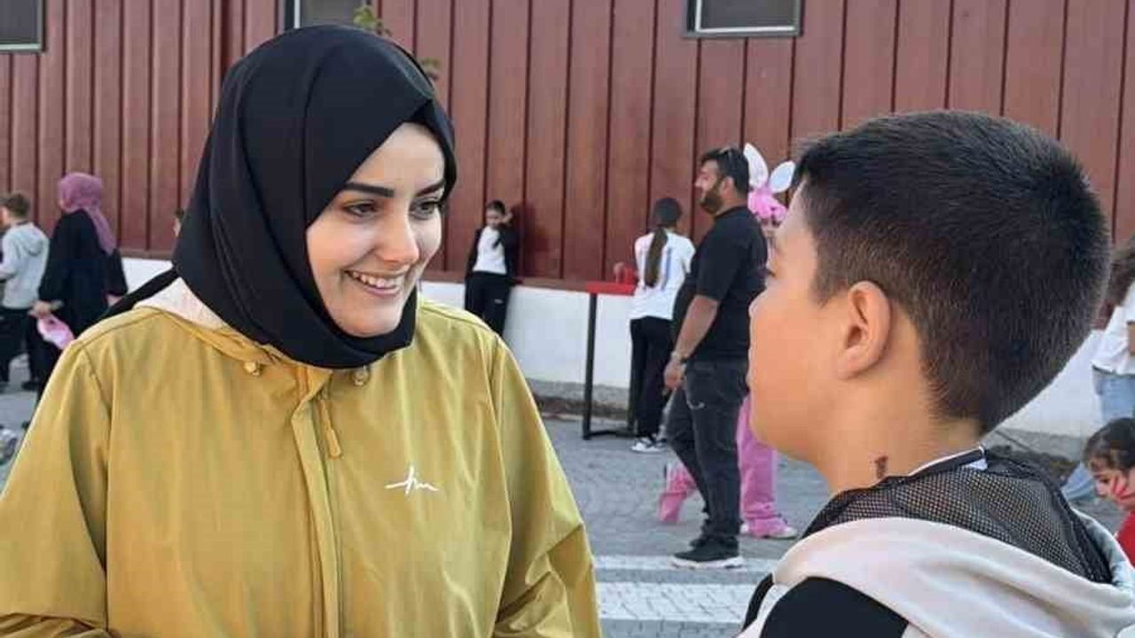 Gölpazarı kaymakamı festivalde çocuklarla bilek güreşi yaptı