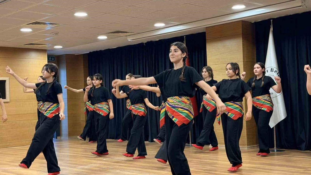 Gölpazarı'nda Hayat Boyu Öğrenme Haftası Yıl Sonu Programında Akrobasi Gösterisi İlgi Çekti
