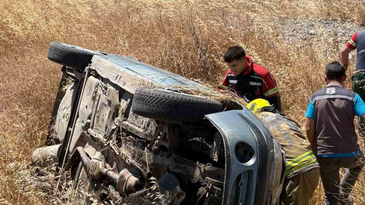 Gönen'de kontrolden çıkan otomobil refüje devrildi
