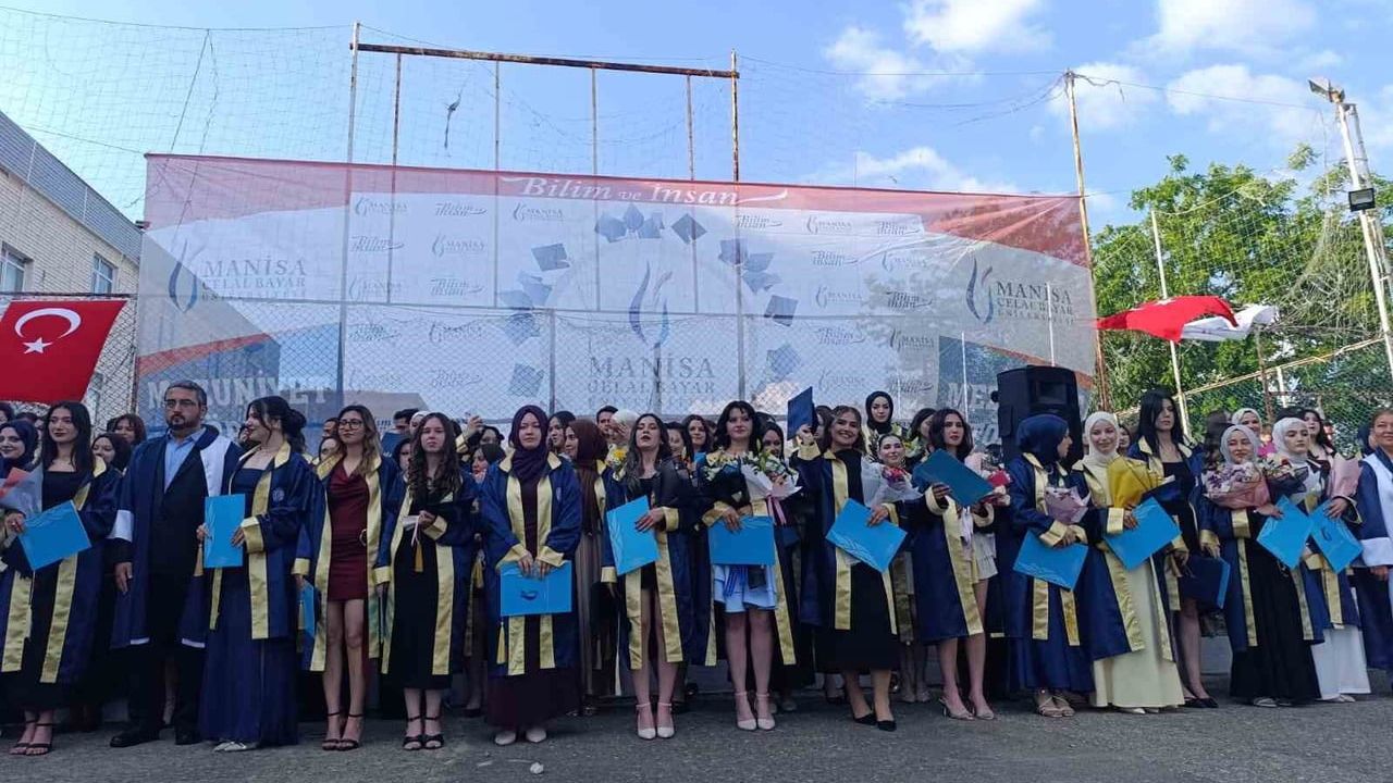 Gördes MYO 31. Dönem Mezuniyeti: 250 Öğrenci Diplomasını Aldı