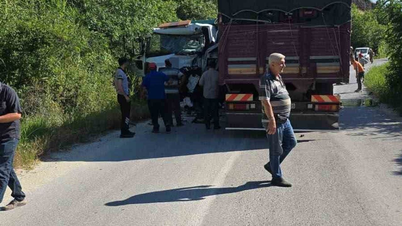 Gördes'te virajda iki kamyonet çarpıştı: 1 ölü, 2 yaralı