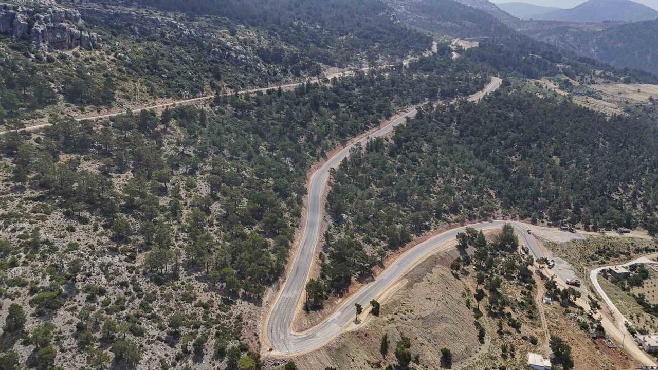 Gülnar'da Merkez-Korucuk-Ulupınar-Çavuşlar-Dedeler grup yolunun 2. etabı tamamlandı