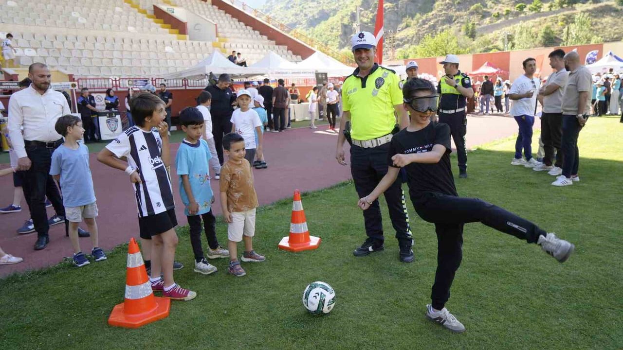 Gümüşhane'de çocuklar spor şenliğinde eğlendi
