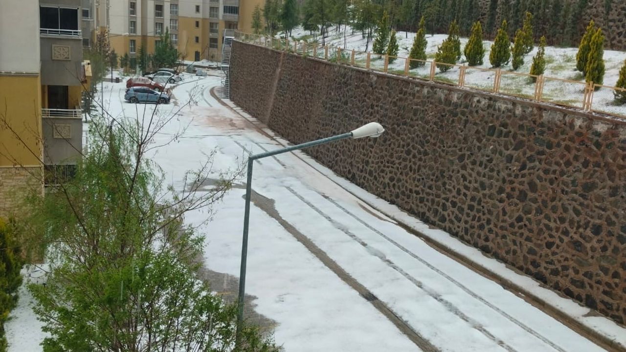 Gümüşhane’de İki Saat Süren Dolu ve Sağanak Yağış Su Baskınlarına Yol Açtı