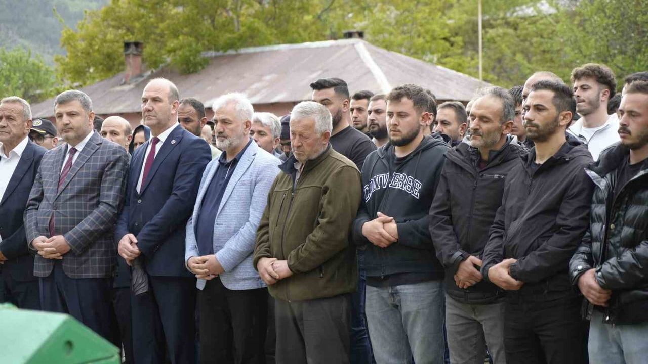 Gümüşhane'de öldürülen Arzu Pekin, Torul'da son yolculuğuna uğurlandı