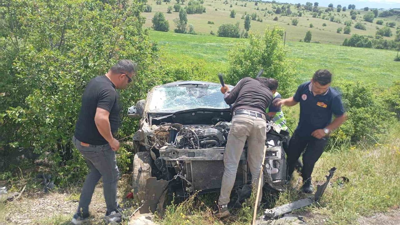 Gümüşhane Kelkit’te hafif ticari araç şarampole devrildi: 1 ölü, 2 yaralı