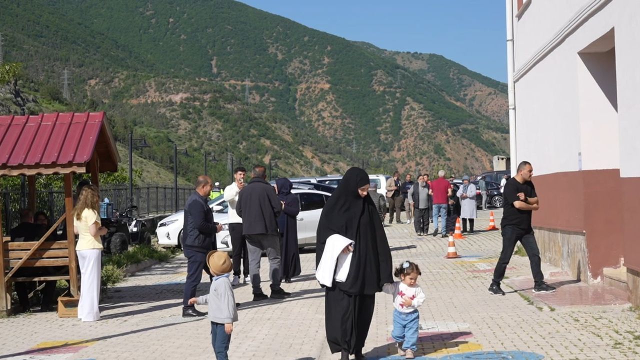 Gümüşhane Tekke'de belediye seçimleri başladı: 2.969 seçmen 9 sandıkta oy kullanıyor