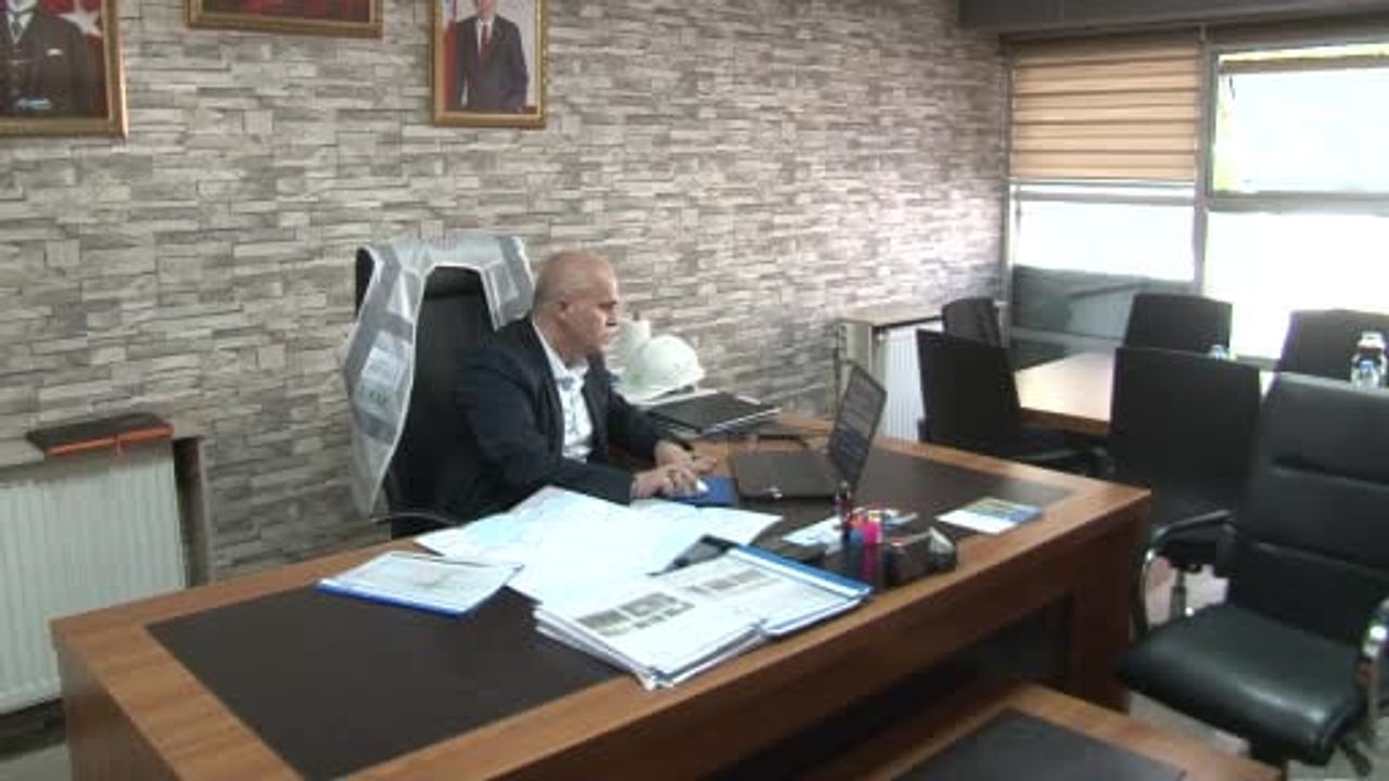 Gündüz şantiyede baret, akşam ringde eldiven: 54 yaşındaki mühendis kick boksta dünya üçüncüsü