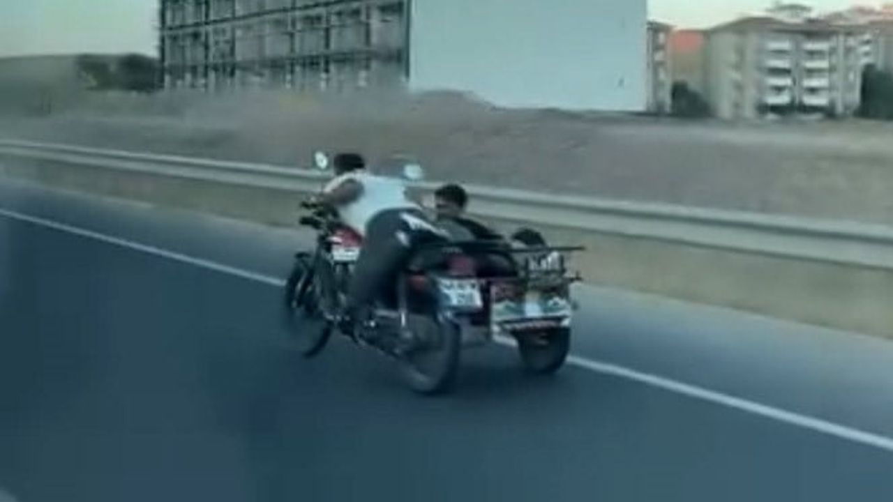 Güney Çevre yolunda sepetli motosikleti üzerine uzanarak sürdü, arkadaşının canını riske attı