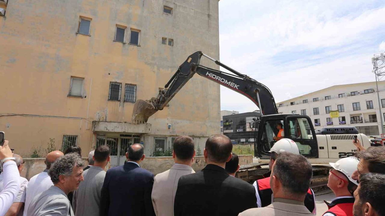 Gürsu Kent Meydanı Projesinde Eski PTT Binası Yıkıldı, 30 Yıllık Hayal Gerçekleşme Yolunda