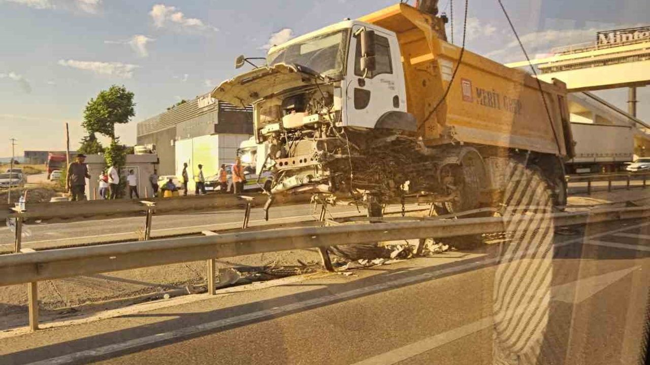 Hafriyat kamyonu refüje çarptı, Bursa-Karacabey yolunda trafik yoğunluğu