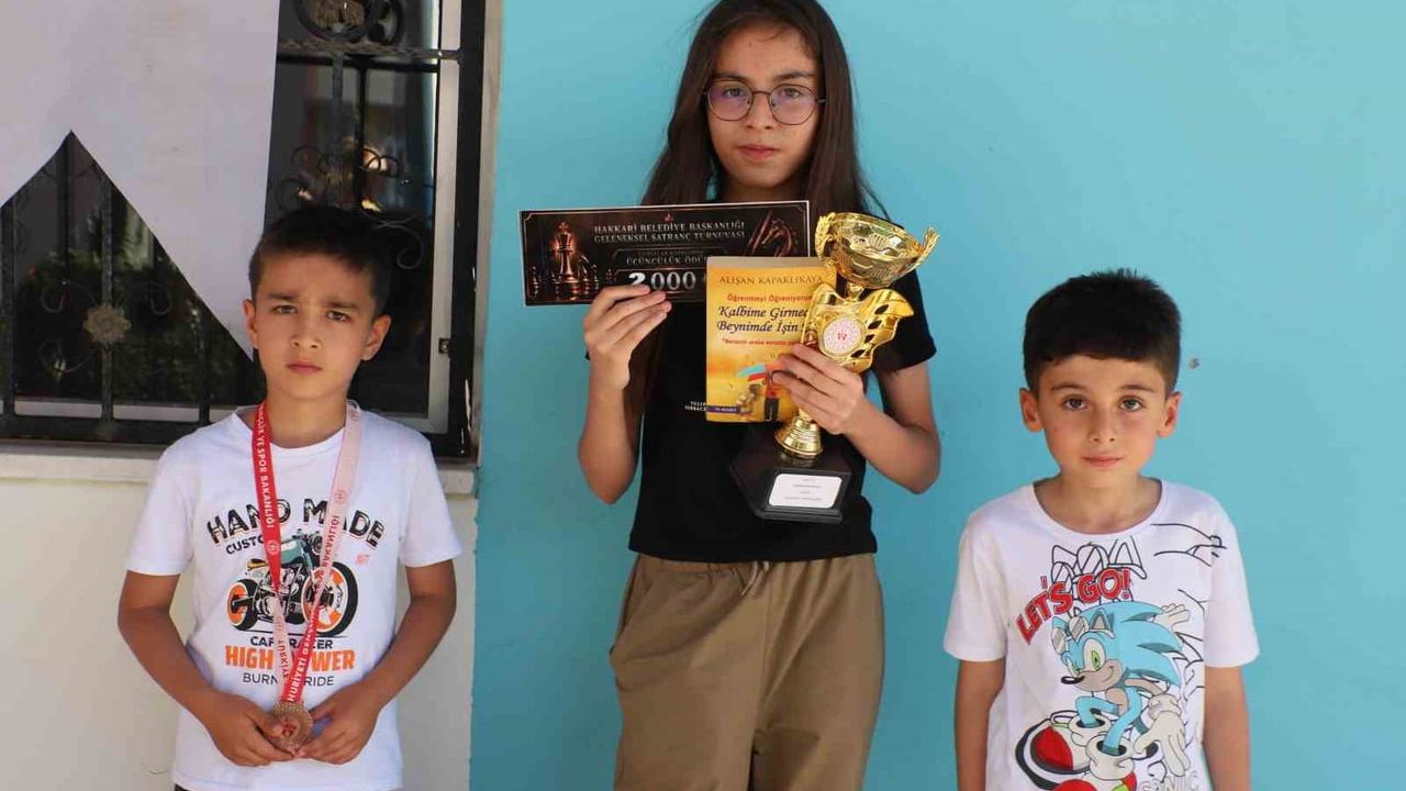Hakkâri'de 120 sporcunun katıldığı geleneksel ödüllü satranç turnuvası sona erdi