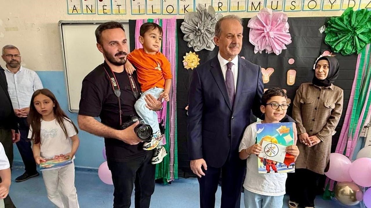 Hakkâri'de 69 bin 17 öğrenci karne sevinci yaşadı